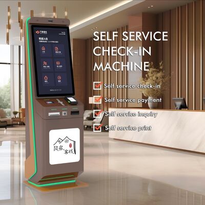 QR kodu ile ödeme yapan otel Self Check-In Kiosku ve zeminde duran kendi kendine hizmet için dokunmatik ekran