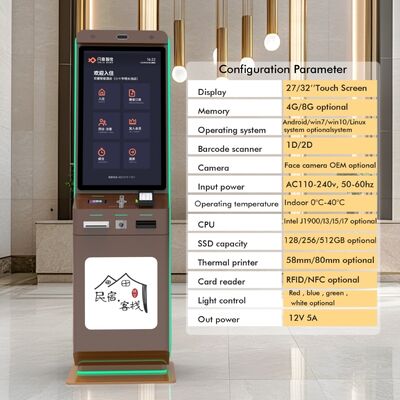 QR kodu ile ödeme yapan otel Self Check-In Kiosku ve zeminde duran kendi kendine hizmet için dokunmatik ekran