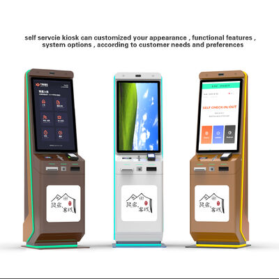 QR kodu ile ödeme yapan otel Self Check-In Kiosku ve zeminde duran kendi kendine hizmet için dokunmatik ekran