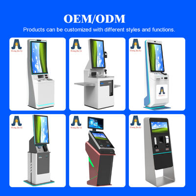 QR kodu ile ödeme yapan otel Self Check-In Kiosku ve zeminde duran kendi kendine hizmet için dokunmatik ekran